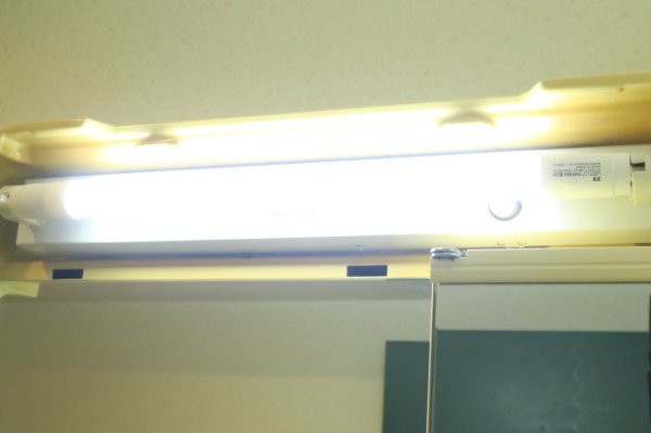 ダイソーの直管LEDのランプ15W形を点灯