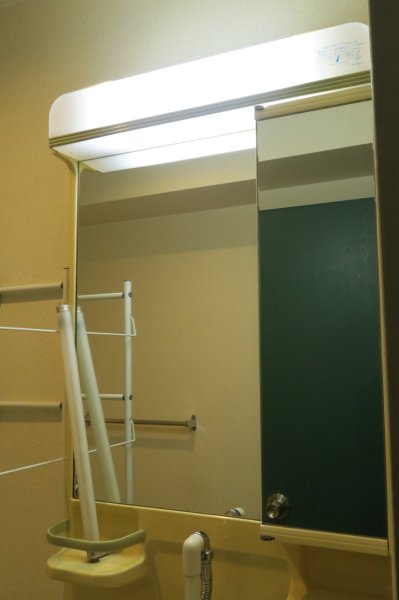 ダイソーの直管LEDのランプ15W形を洗面所の照明へ取り付け完了