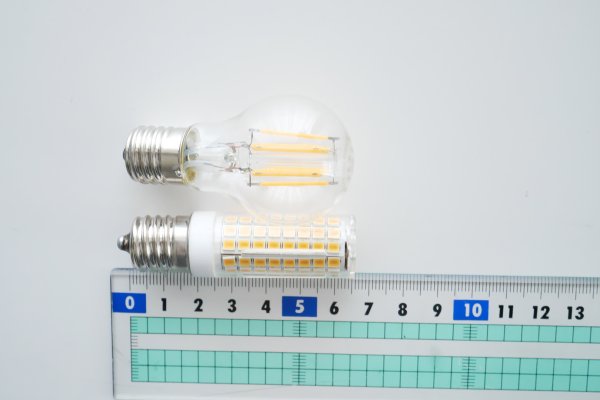 ダイソーのミニクリプトン形LEDと謎メーカーのトウモロコシLEDとの比較